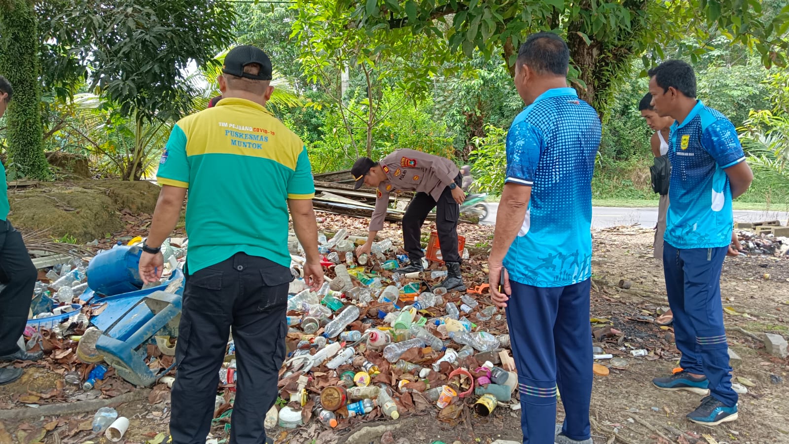 Cegah DBD, Polsek & Puskesmas Mentok Bersih-bersih 