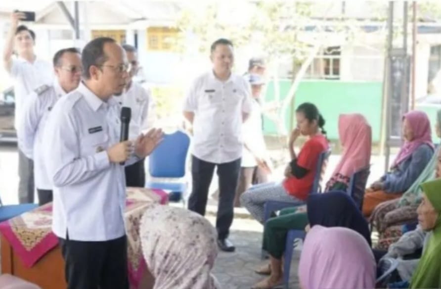 Bupati Algafry Serahkan Bantuan Langsung Tunai Untuk 3 Desa