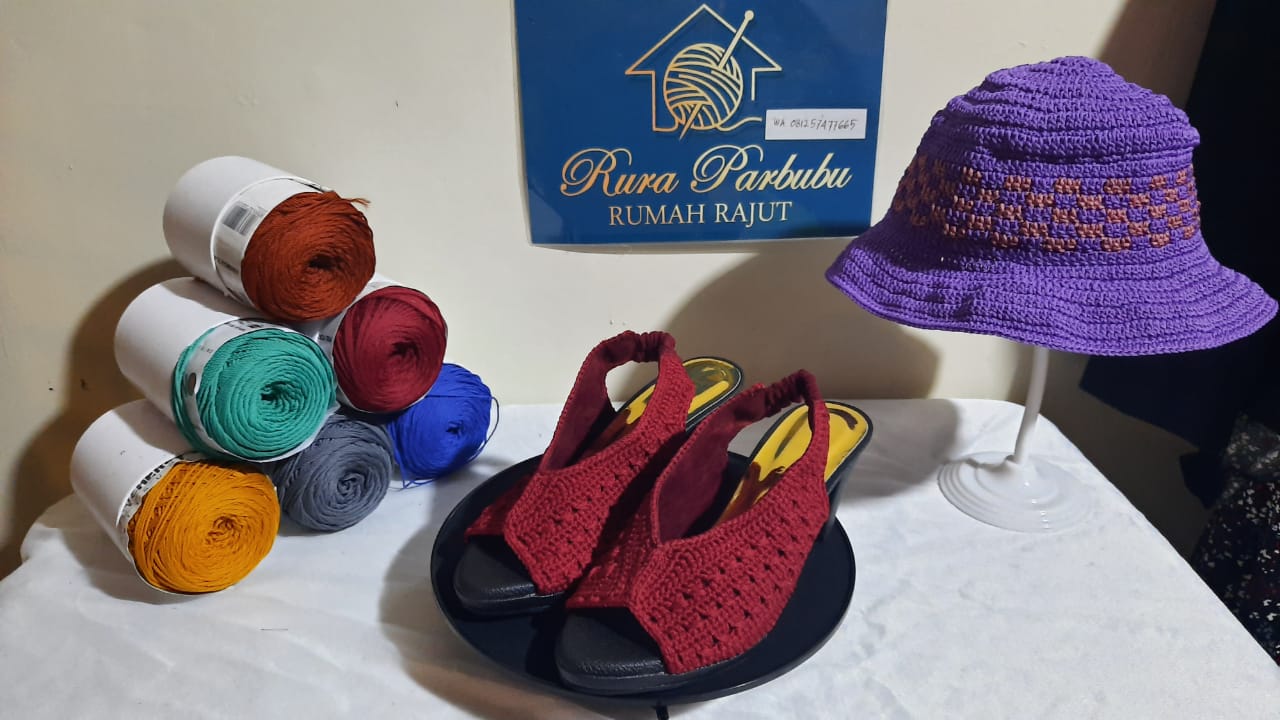 Pelaku Usaha: Di Rumah BUMN, Keunikan Sepatu & Sandal Rajut dari Tarutung Dibantu Promosikan