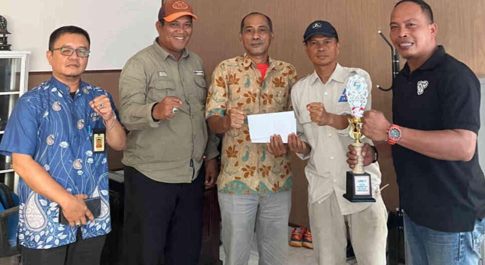 Tim Voli Pantai Putra Berprestasi, Ketua PBVSI Belitung Edi Usdianto Berikan Bonus