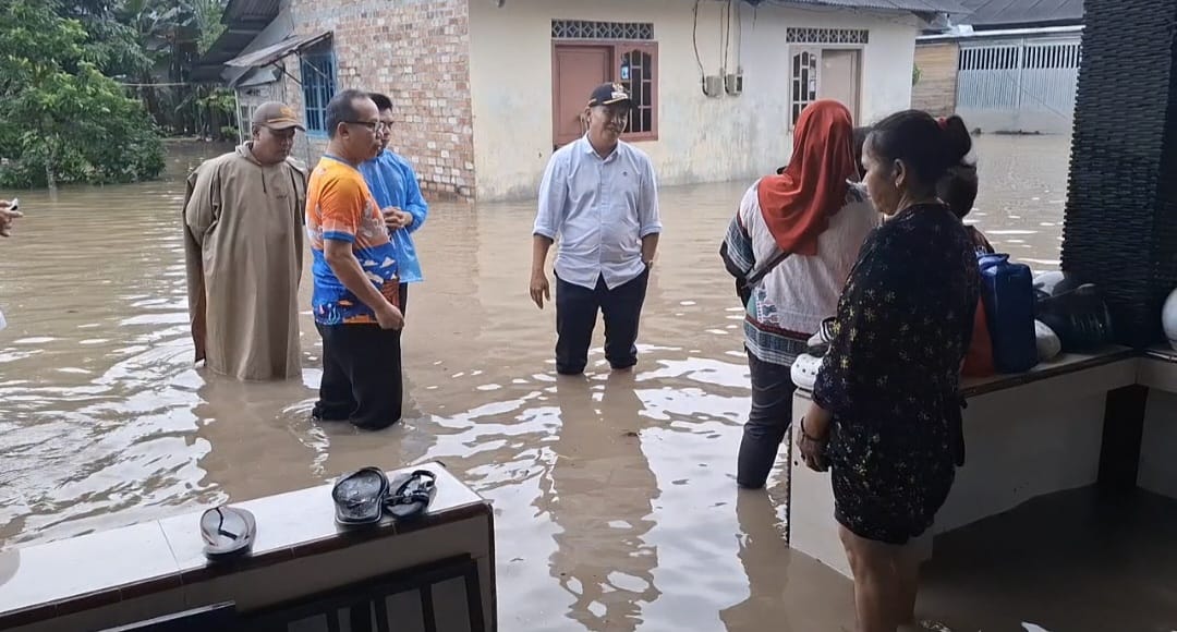 Tinjau Banjir, Bupati Fery Bantu Warga Terdampak