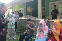  Bupati Bangka Tengah Dampingi Warga Dusun Malik Baru Jalani Skrining Kesehatan