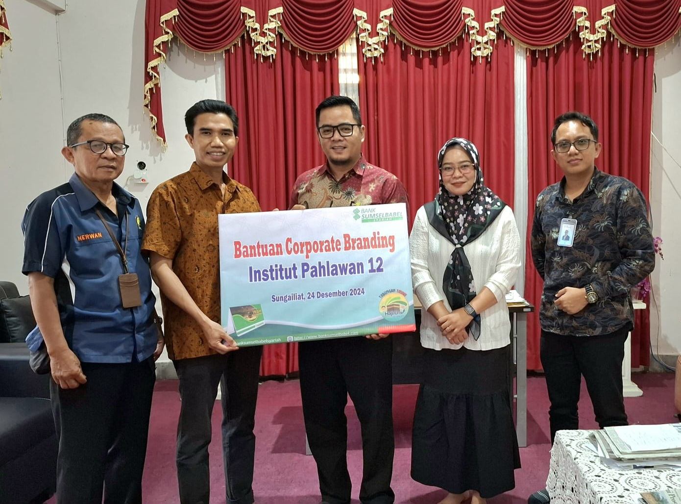 BANK SUMSEL BABEL SYARIAH SUNGAILIAT SERAHKAN BANTUAN CSR KEPADA INSTITUT PAHLAWAN 12