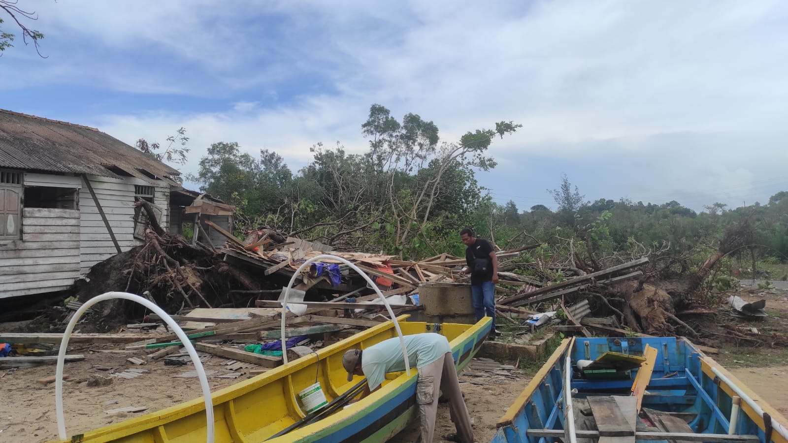 Angin Puting Beliung Terbangkan Dua Perahu di Pantai Baru