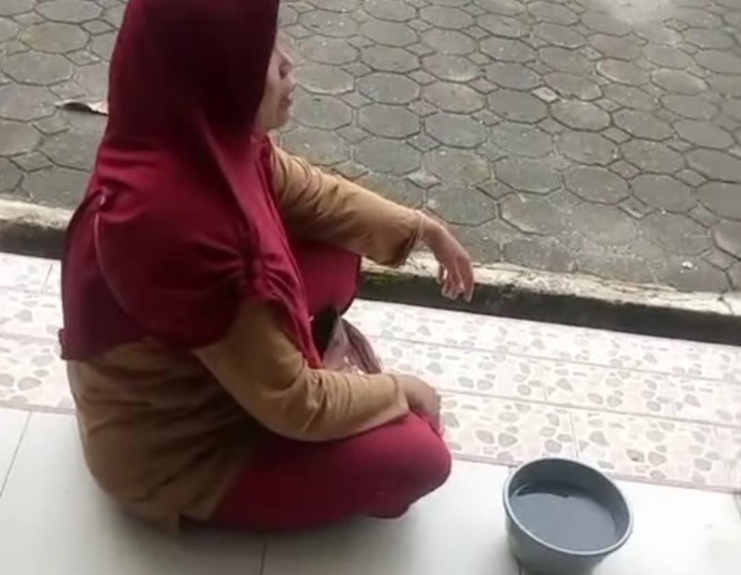 Video Viral, Ibu Ibu Bawa Timah Ingin Jual di Kantor PT. Timah, Sebut Butuh Beli Susu dan Makan Anak   