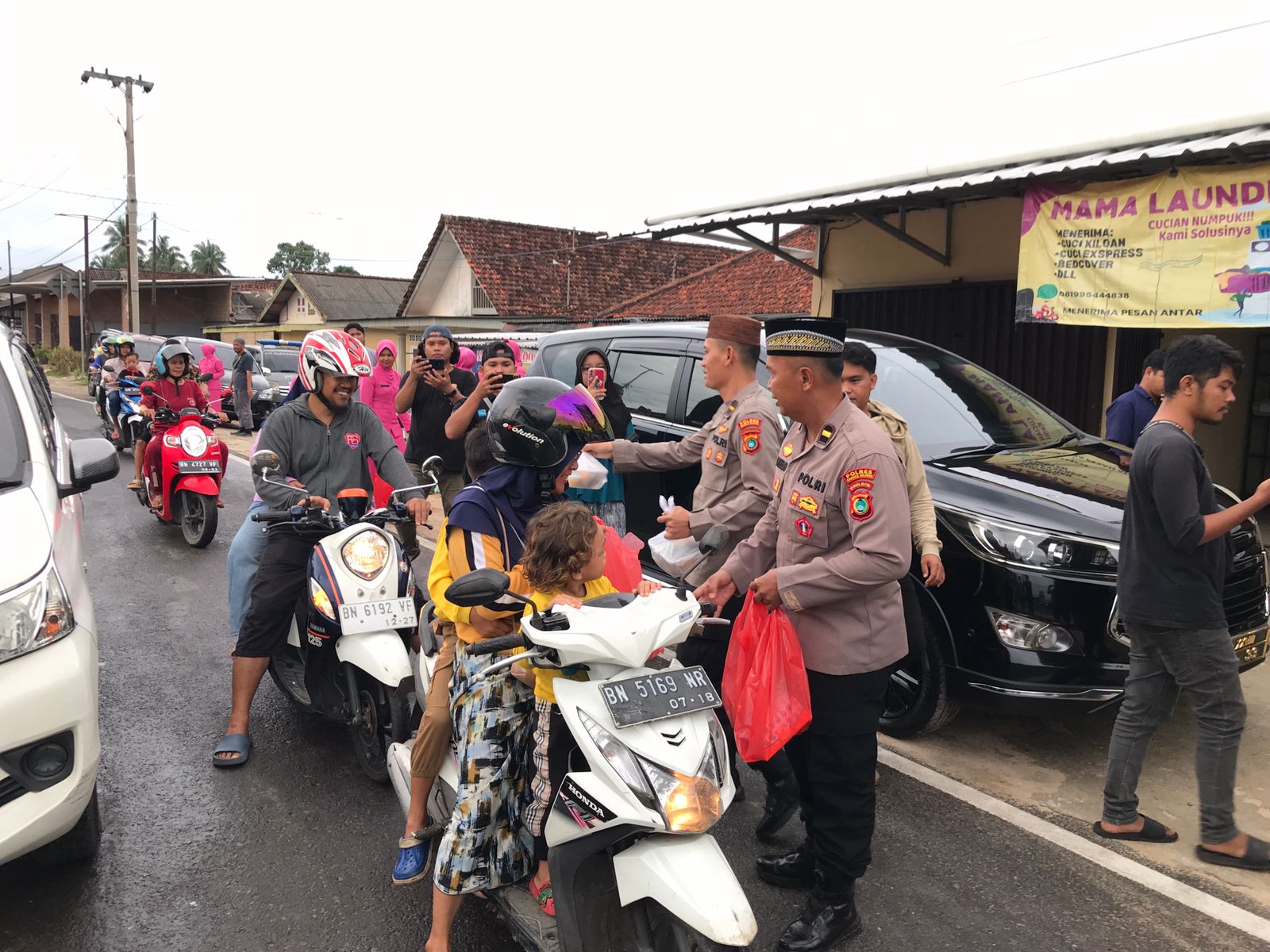 Ngabuburit Bersama Polres Basel, Bagikan 300 Takjil ke Pengguna Jalan 