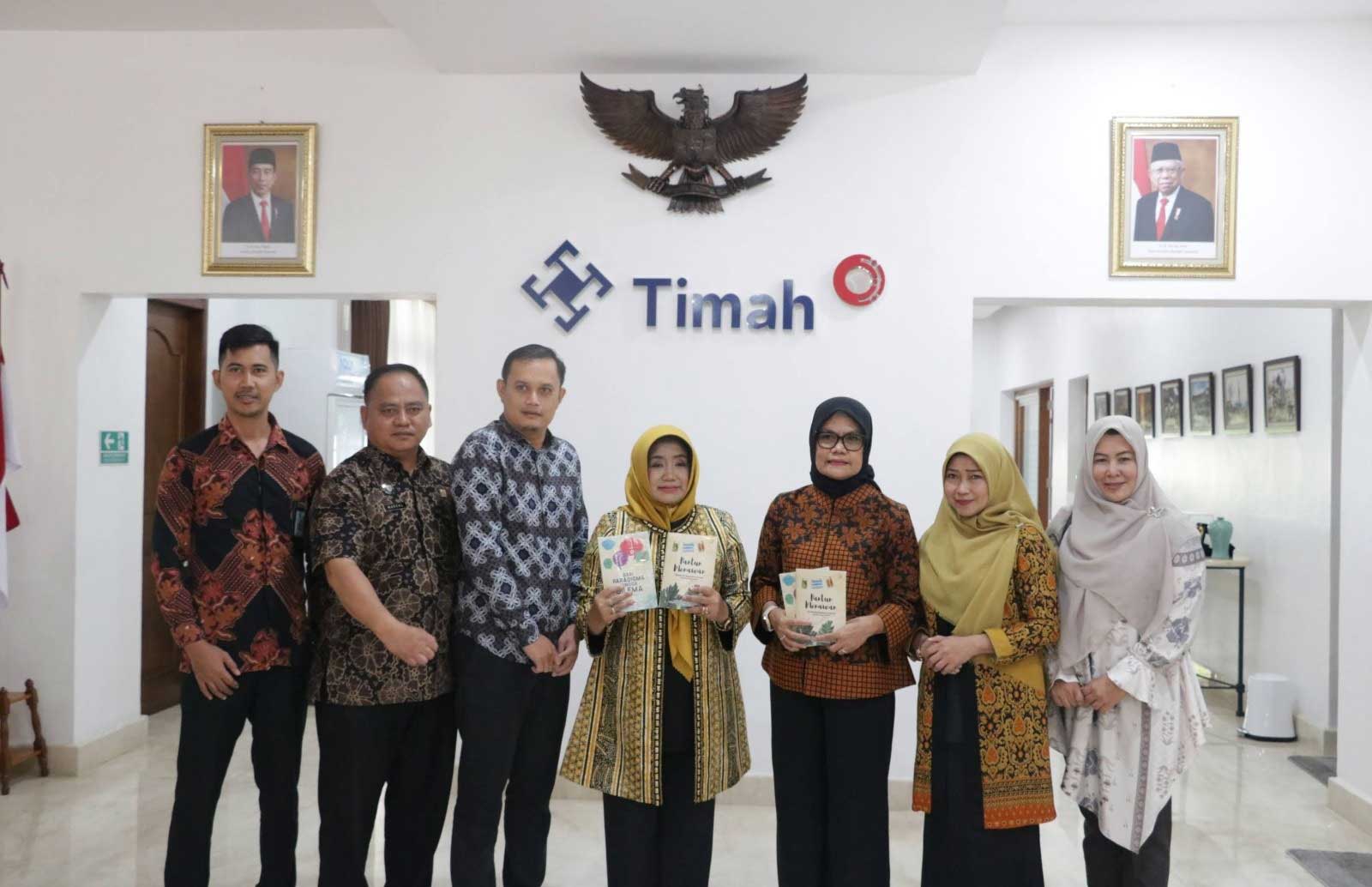 Kemenkumham Babel Serahkan Surat Pencatatan Ciptaan Buku “Mapur Mendulang Kisah Meraup Berkah” kepada PT Timah