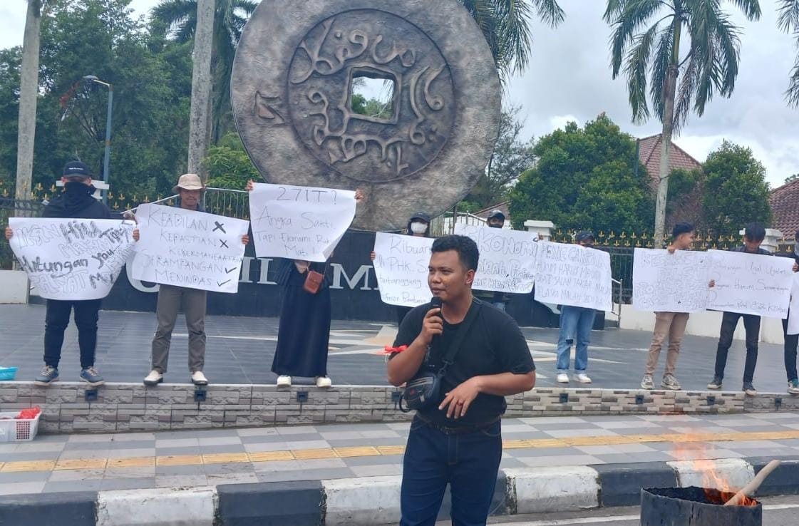 Gelar Aksi, Geram Tabok Tuntut Bambang Hero Tanggung Jawab