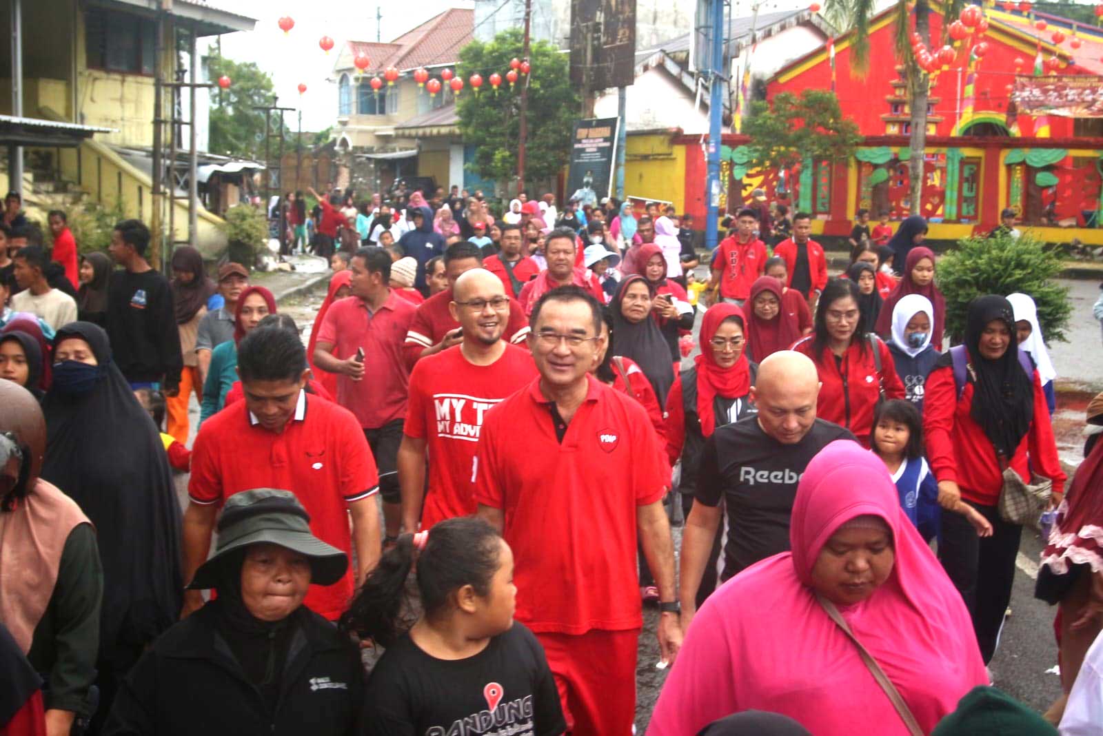 Akrabnya Rudianto Tjen Bersama Warga Saat Jalan Sehat Napak Tilas Bung Karno