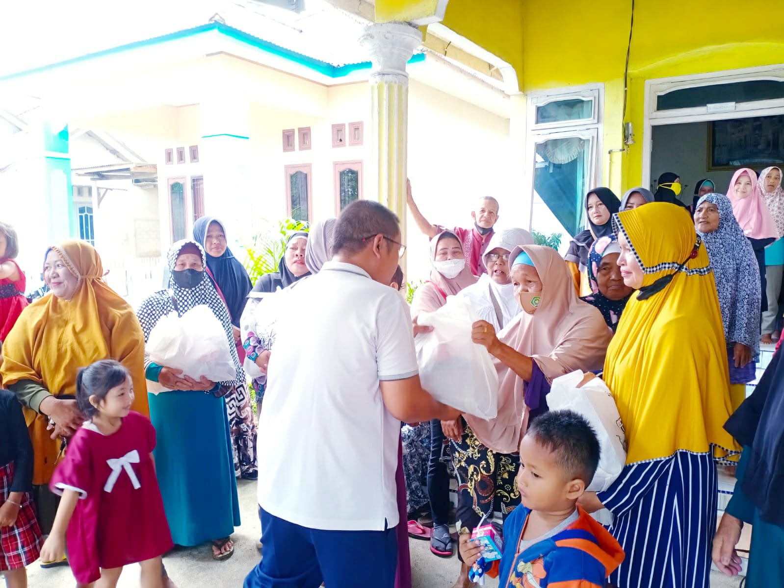 Jum'at Berbagai, Yayasan Selatan Peduli Bagikan 300 Paket Sembako