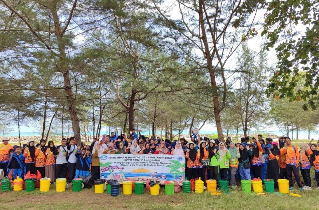 Peringati HPSN, SDN 7 Sungailiat Bersih Sampah di Pantai Matras 