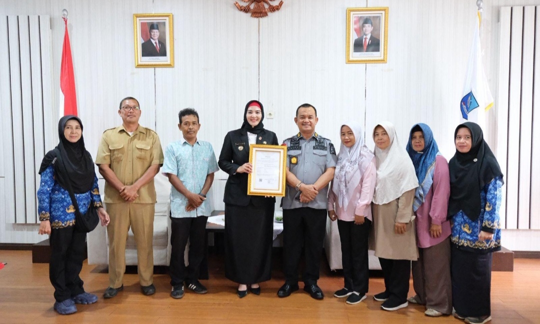Kanwil Kemenkum Babel Serahkan Sertifikat Indikasi Geografis “Nanas Bikang Bangka Selatan” ke Pemkab Basel