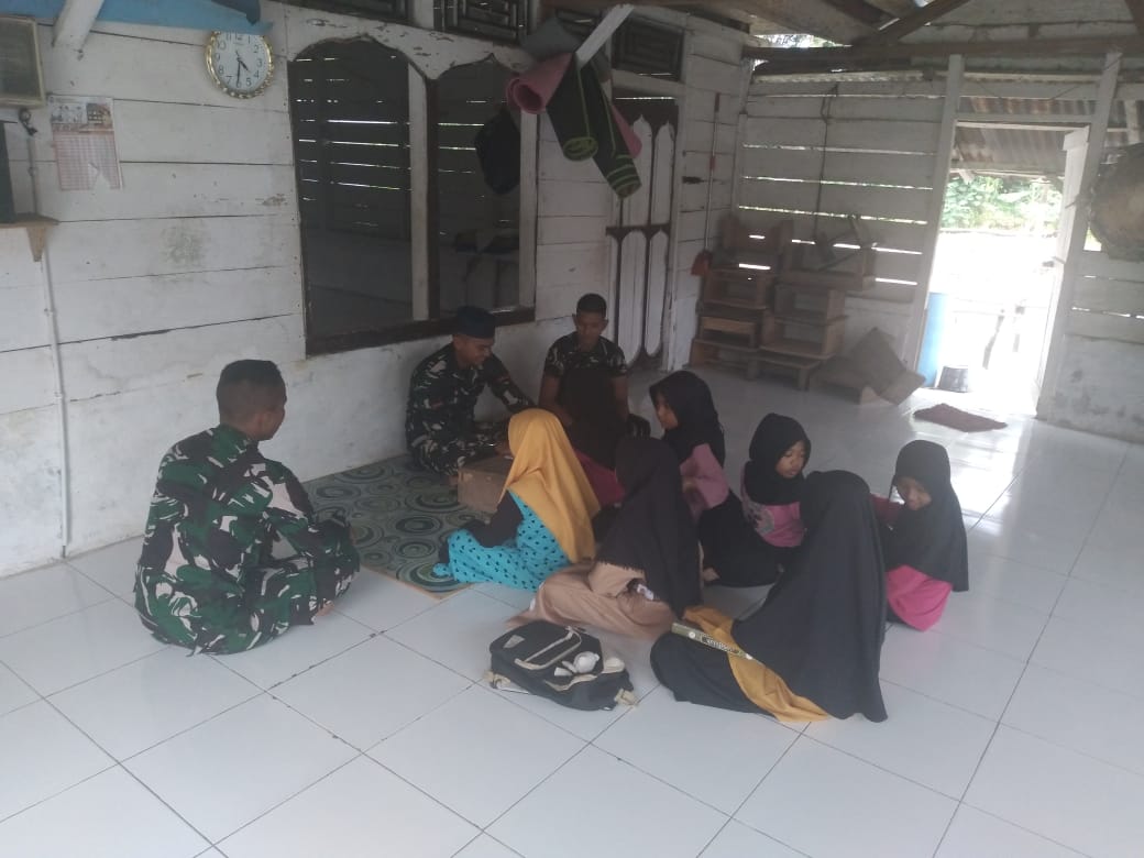TMMD Desa Tepus, Personel Kodim Rehab Masjid dan Ajarkan Mengaji 