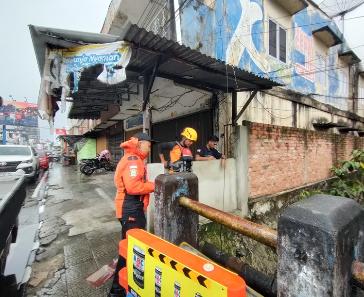 Cahaya, Bocah Perempuan 4 Tahun yang Diduga Hanyut di Saluran Ahmad Yani Masih Dicari