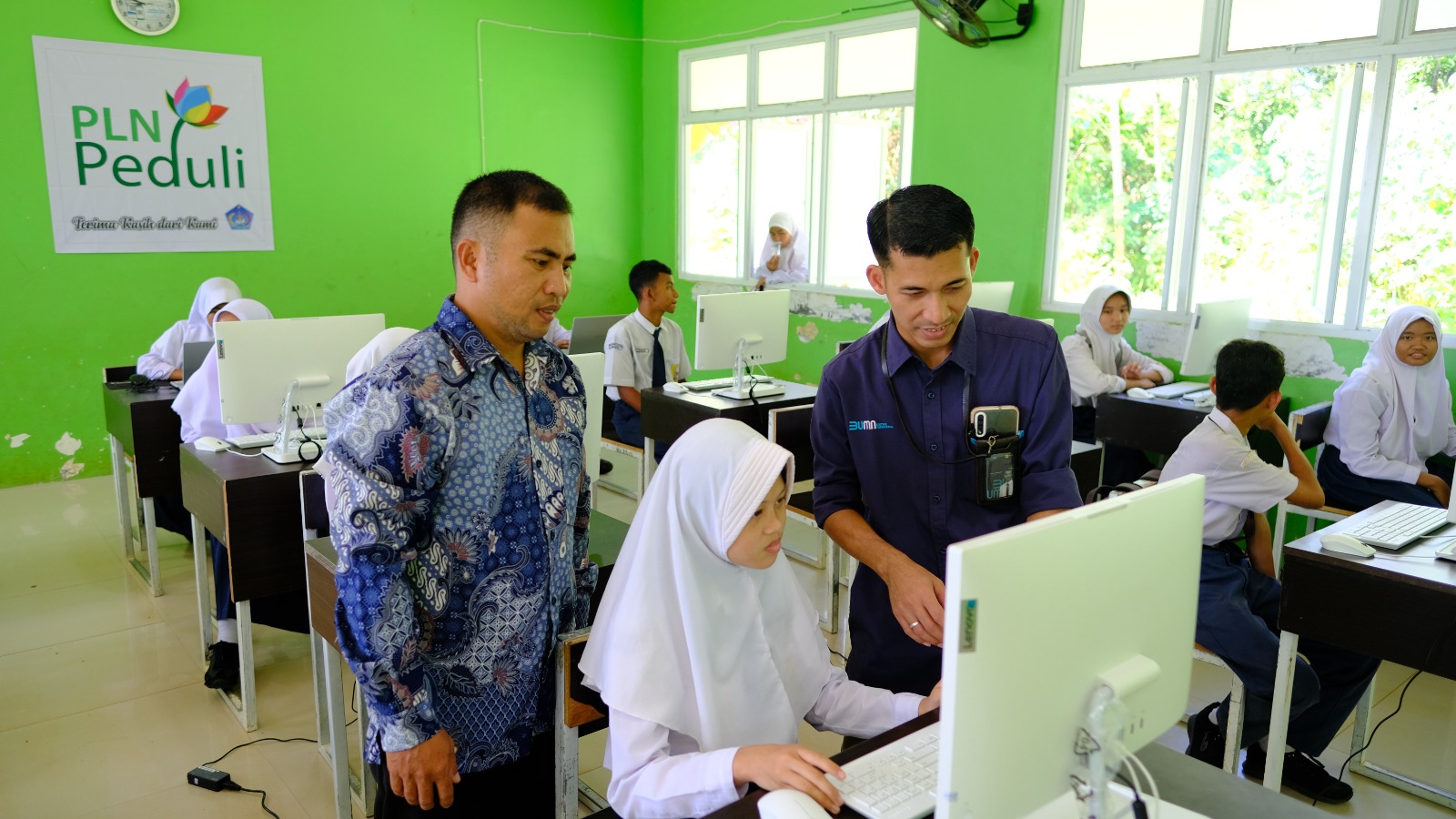 Dukung Digitalisasi Pendidikan, PLN Hadirkan Fasilitas Komputer Bagi Pelajar SMPN 3 Kelapa