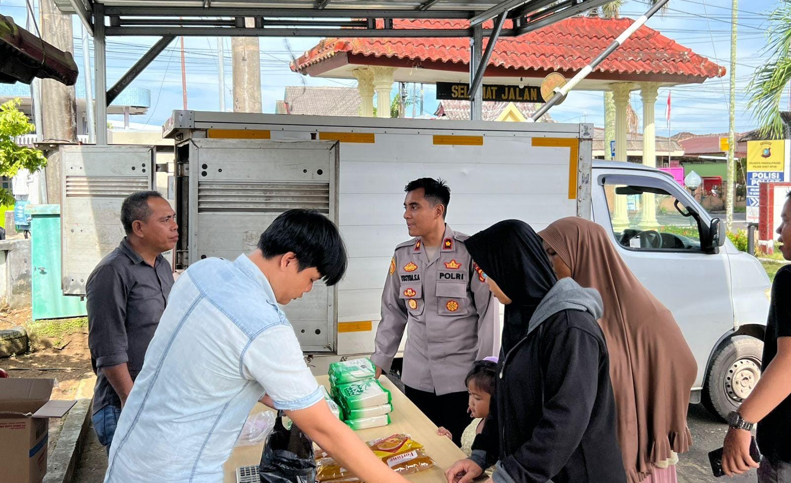 Sambil Gelar Pangan Murah, Kapolsek Bukit Intan Dengarkan Curhatan Warga