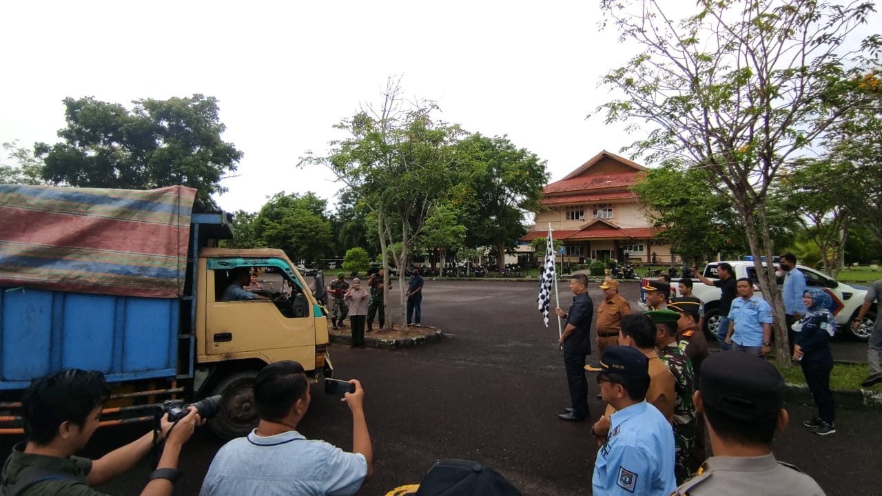 Bupati Sukirman Lepas Logistik dan Pergeseran Pengamanan Pilkades Babar