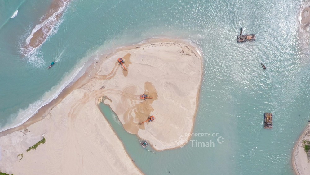 PT TIMAH Tbk Lakukan Pengerukan Muara Air Kantung, Nelayan Berharap Akses Keluar Masuk Kapal Bisa Lancar