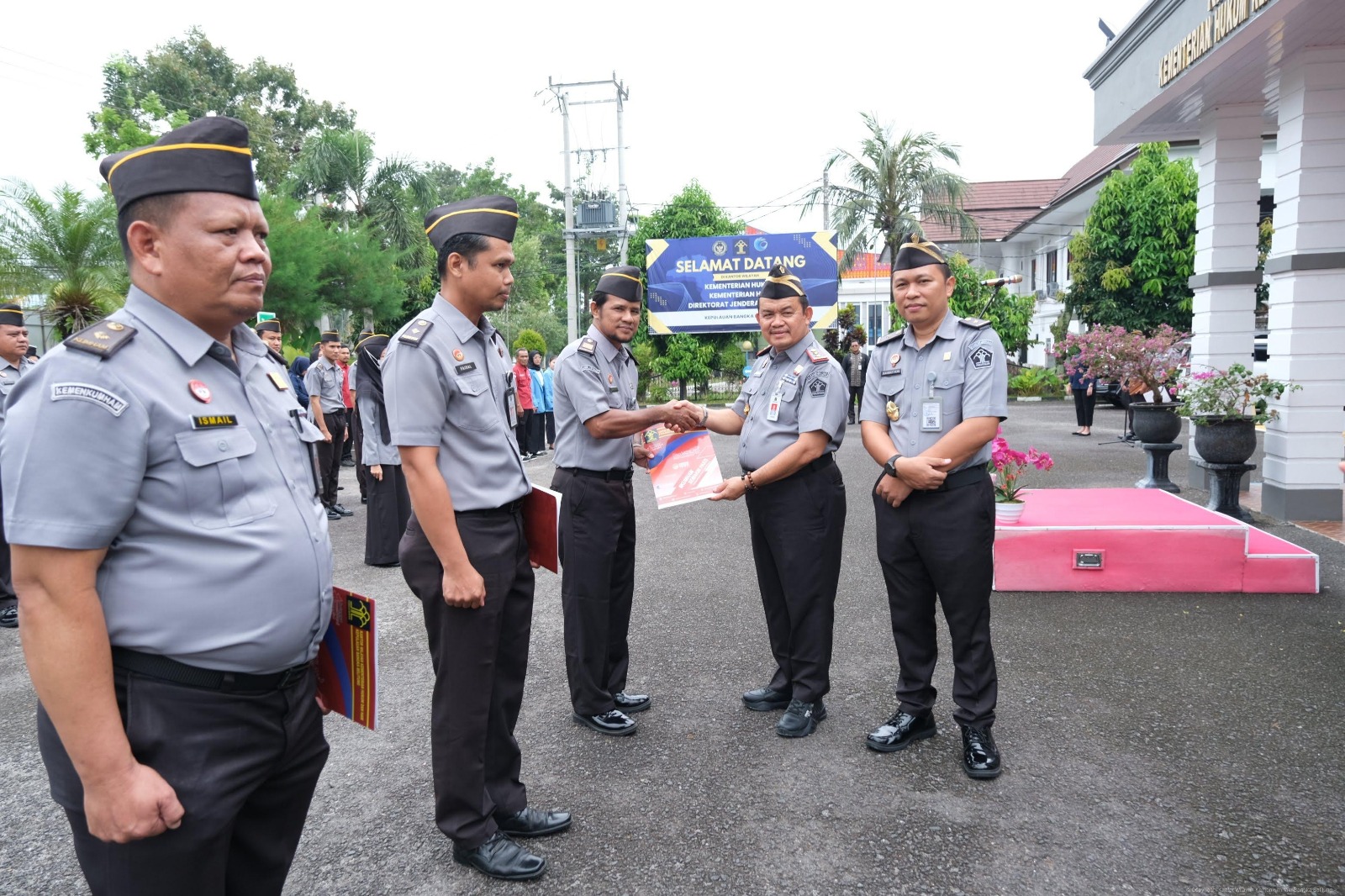 Kakanwil Kemenkum Babel Pimpin Apel Pagi dan Serahkan SK Kenaikan Pangkat