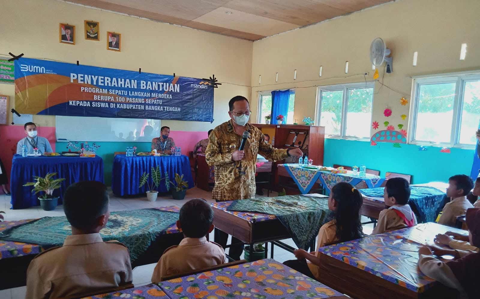 Bank Mandiri Serahkan 100 Pasang Sepatu ke Siswa di Bangka Tengah