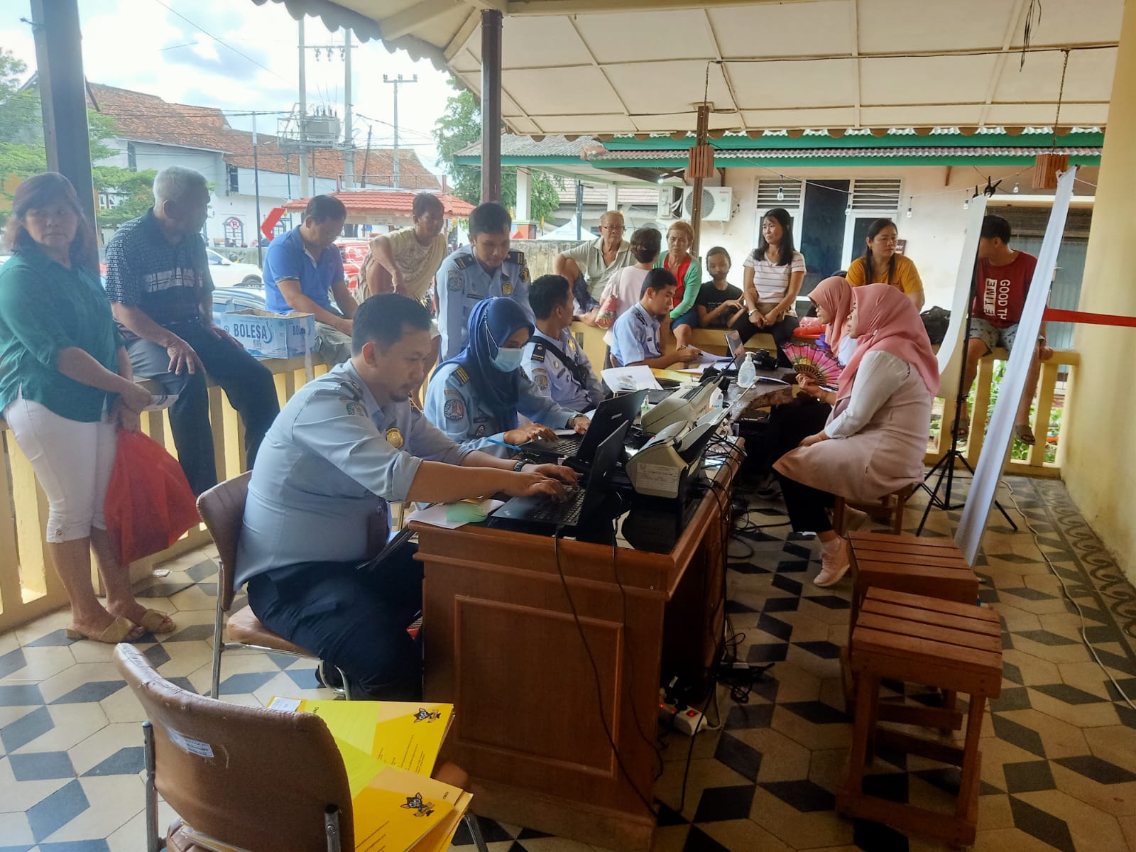 Program Pasir Kuarsa Imigrasi Disambut Antusias Masyarakat Basel, Target 50, Tercapai 100 