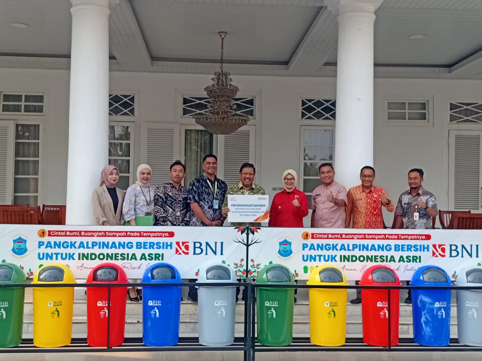 Wako Udin Terima Penyerahan CSR 15 Unit Tong Sampah dari BNI