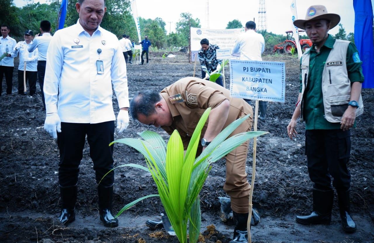 Dukung Ketahanan Pangan Nasional, Lapas Narkotika Pangkalpinang Ambil Bagian Tanam 10.000 Bibit Kelapa