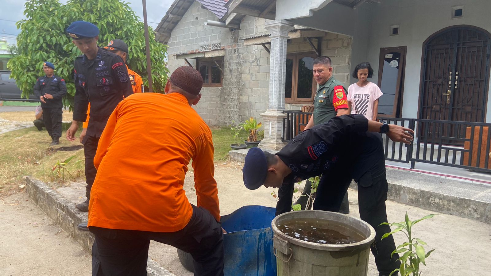 Brimob Kompi 1 Batalyon A Pelopor dan BPBD Bangka Kompak Salurkan Air Bersih ke Warga