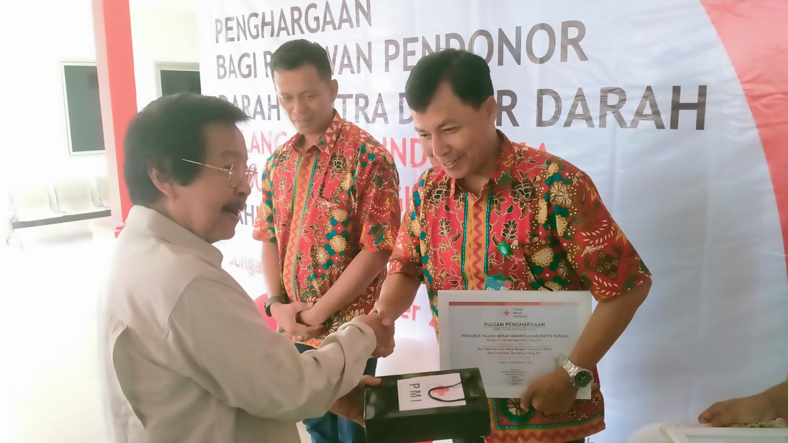 HUT Ke 80, PMI Bangka Berikan Pin Emas ke 50 Pendonor