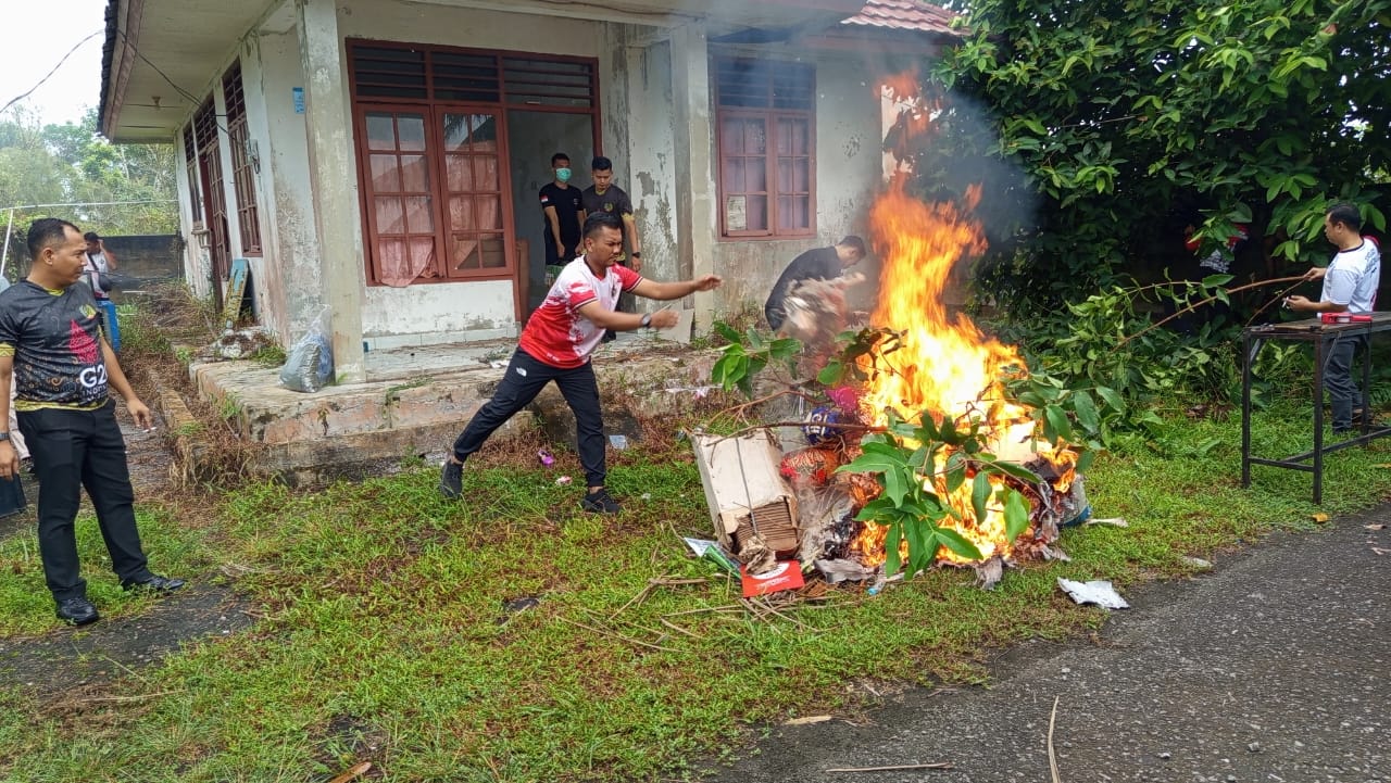 Pemeliharaan Lingkungan dan Revitalisasi Rumdin, Lapas Narkotika Pangkalpinang Lakukan Kegiatan Gotong Royong