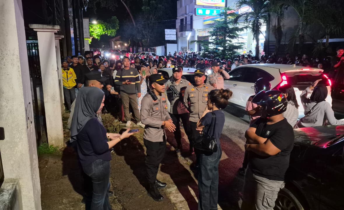 Ratusan Emak-Emak Geruduk Rumdin Kasat Pol PP Pangkalpinang, Awalnya dari Bentrok di Medsos