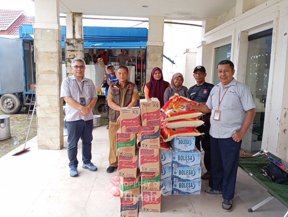 PT Timah Tbk dan Pemkab Babar Bantu Korban Banjir Rob di Mentok, Berikan Bantuan Sembako untuk Warga