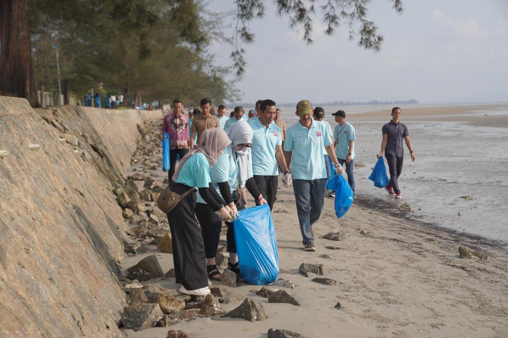 Pj Gubernur Suganda Ikut Berpartisipasi di Kegiatan Beach Cleaning Bank Indonesia