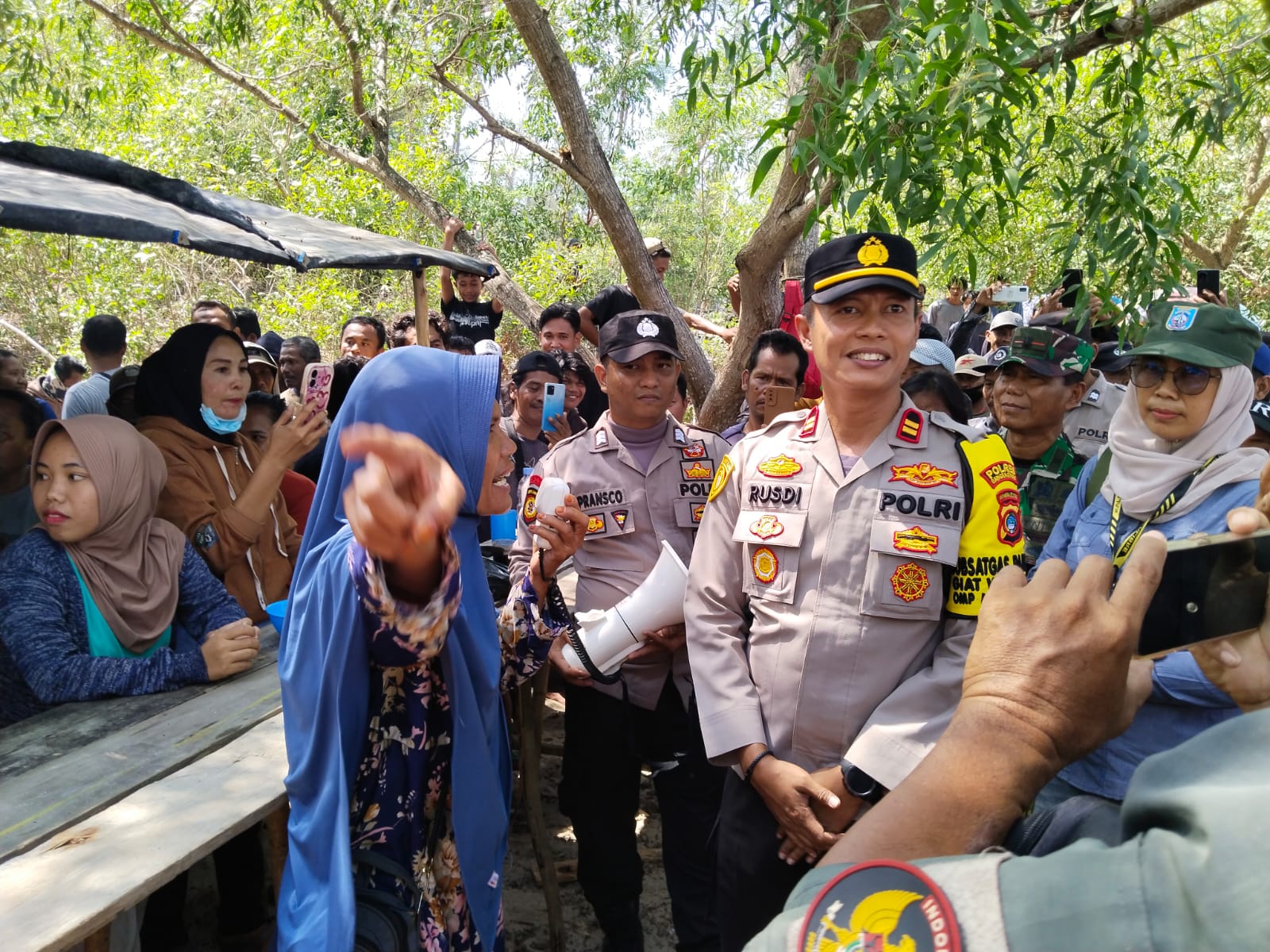 Emak-emak Minta Tambang Tembelok Tetap Jalan