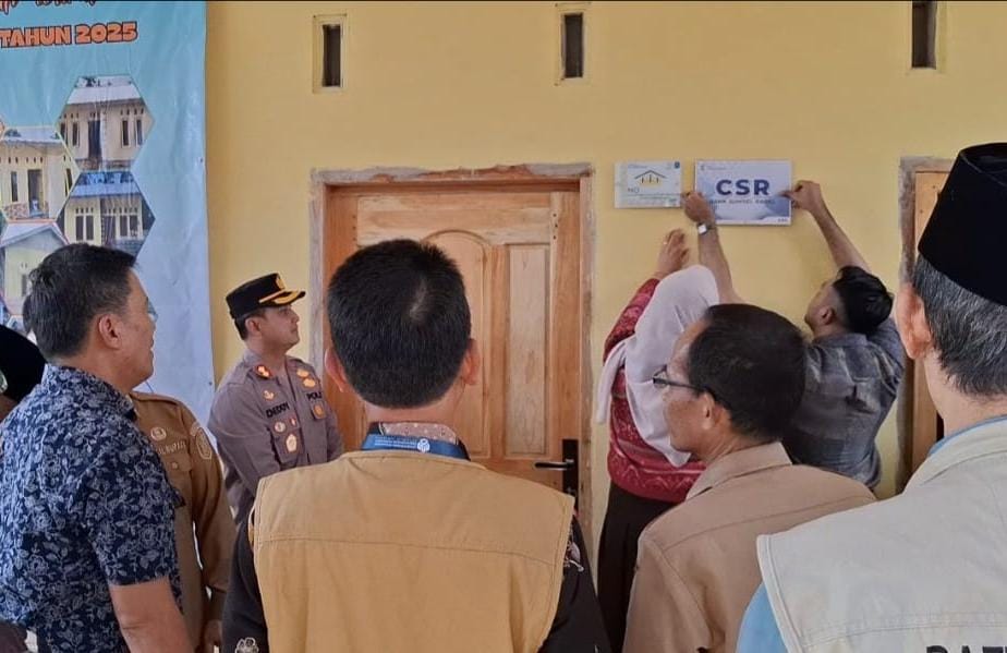 ​Tingkatkan Taraf Hidup Warga, Bupati Fery Serahkan Bantuan 81 Rumah Layak Huni