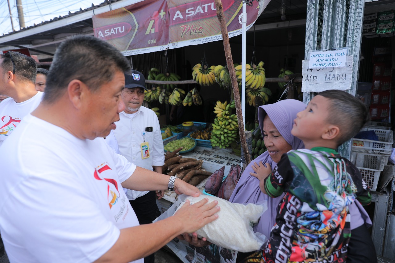 Masyarakat Haru, Terima Sembako dari Gubernur di Perayaan HUT ke-25 Babel