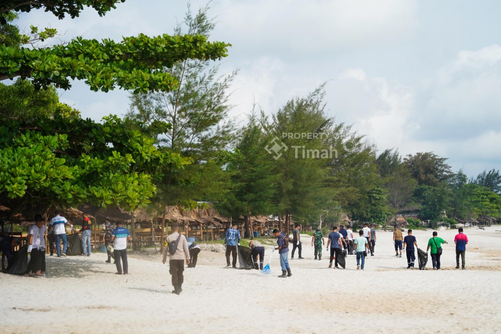Hari Lingkungan Hidup Sedunia, PT Timah Bersama Pokdarwis Rambak mengumpulkan Sampah Plastik di Kawasan Wisata