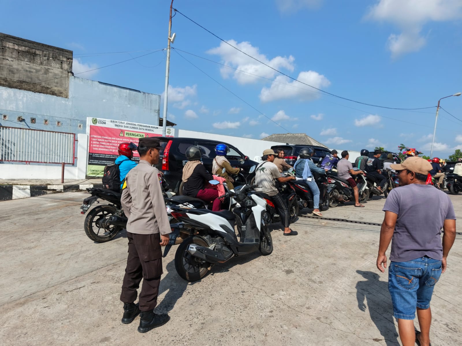Polsek Gerunggang Redam Panic Buying Saat Antrean BBM Muncul di SPBU Kampak