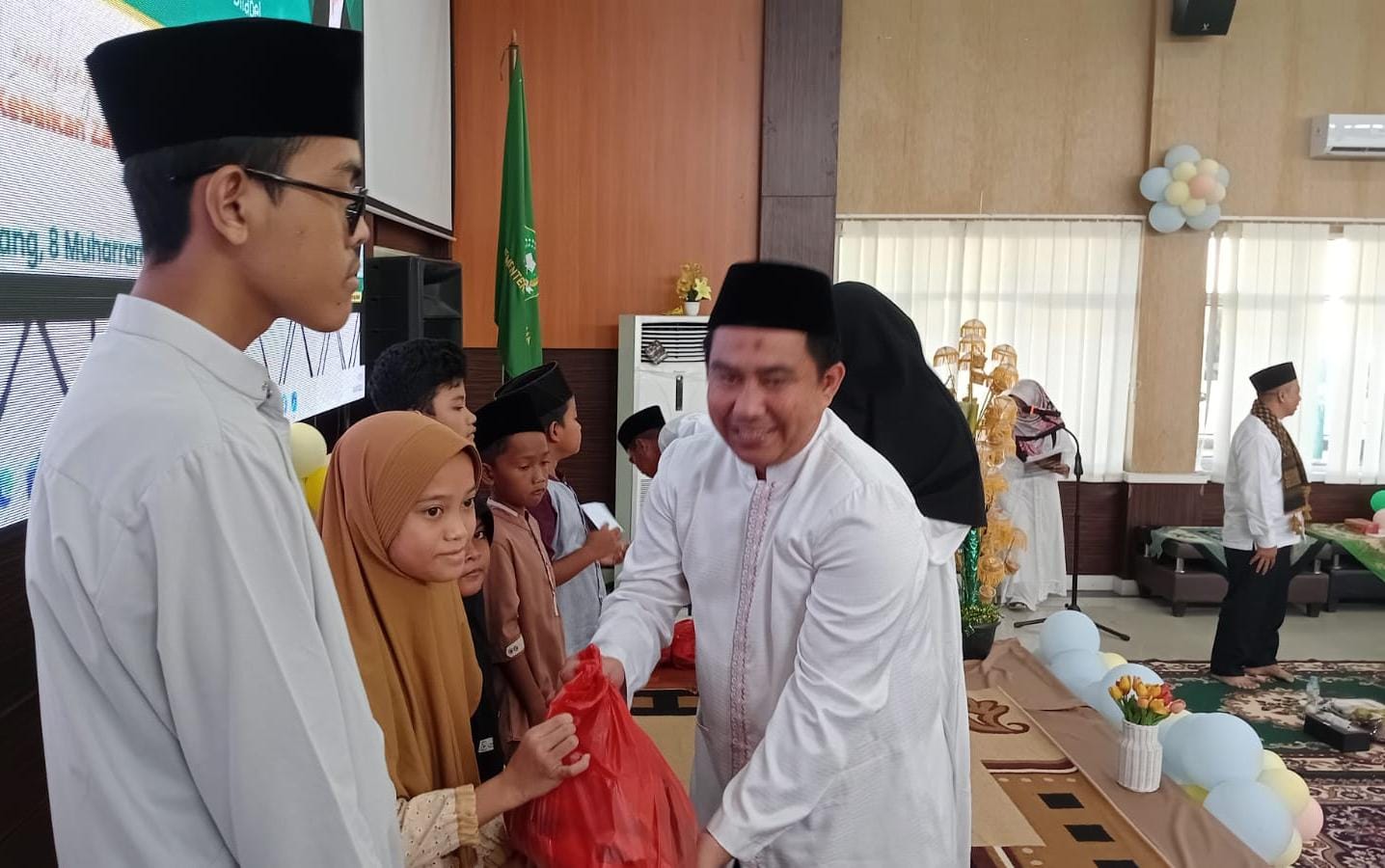 Kanwil Kemenag Babel Bagi 5000 Paket di Lebaran Yatim dan Difabel 10 Muharam 1447 H