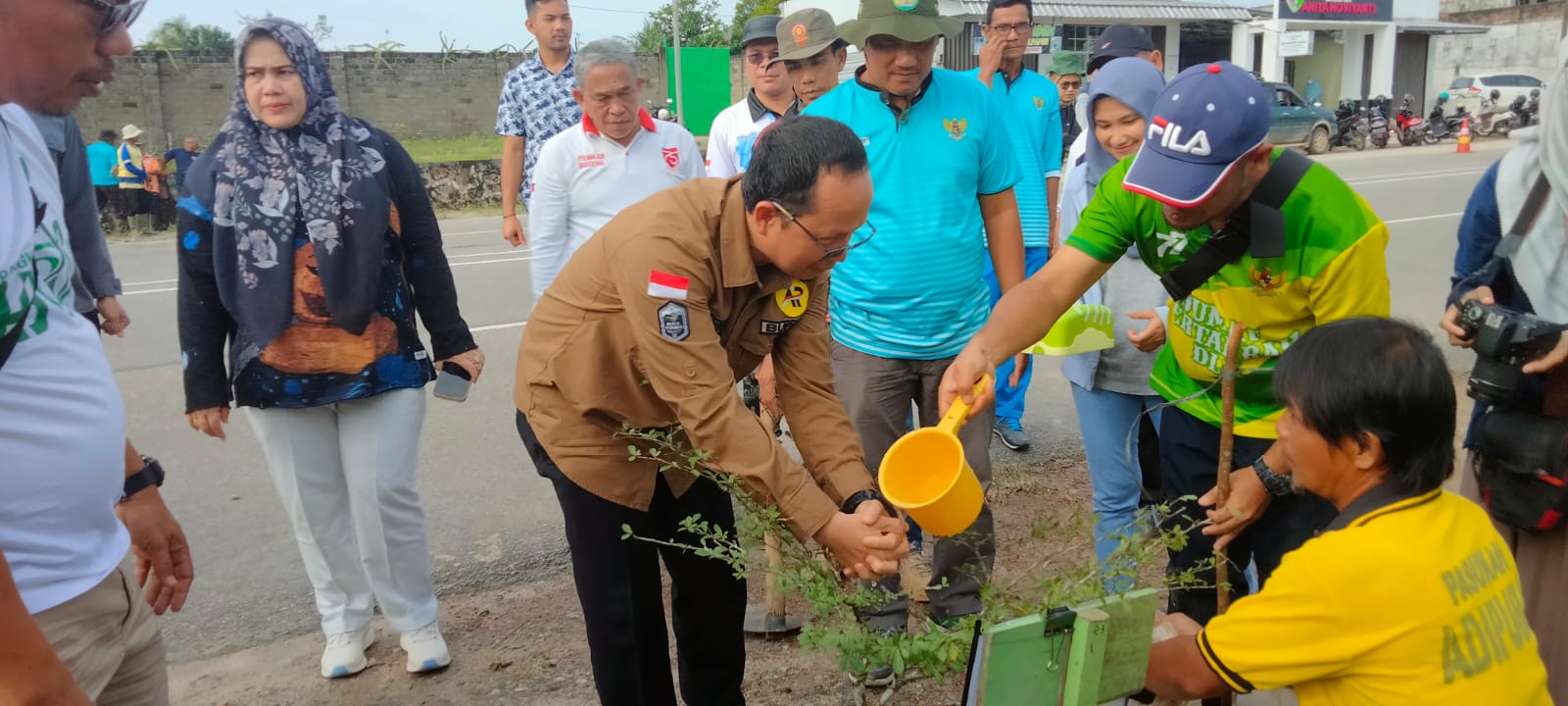 Hijaukan Bateng, Awal Tahun Ini Bupati Algafry Tanam 3000 Bibit Pohon Ketapang