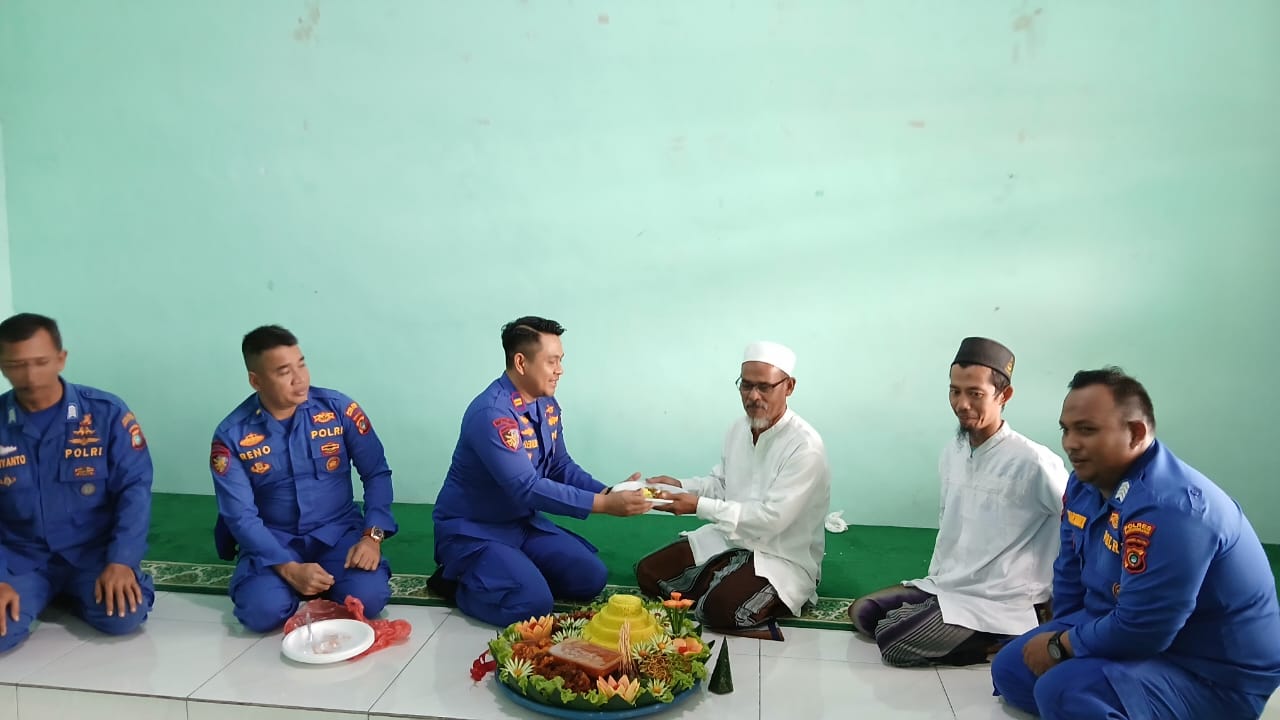 HUT Ke 74 Polairud, Sat Polairud Polres Basel Berbagi Kebahagiaan di Pondok Pesantren di Pesisir 