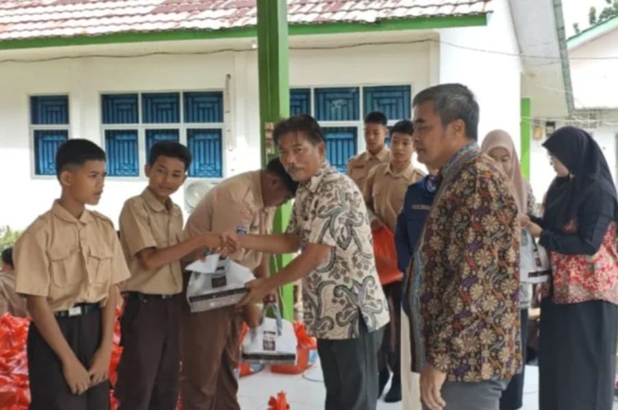 Pemkab Bateng Salurkan Bansos Pelajar SMP 1 Koba