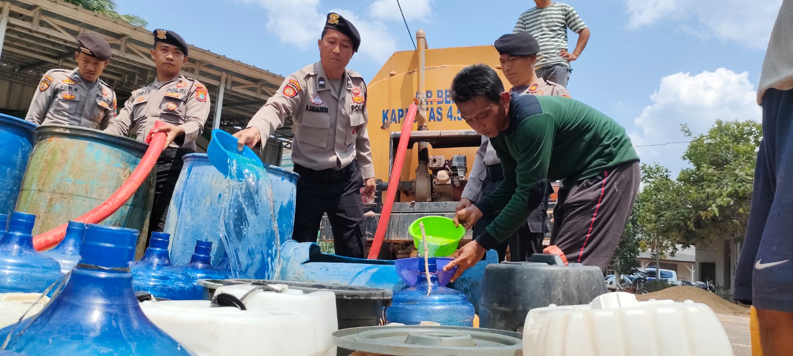 Jumat Curhat di Desa Rias, Polres Basel Distribusikan 4.500 Liter Air Bersih 