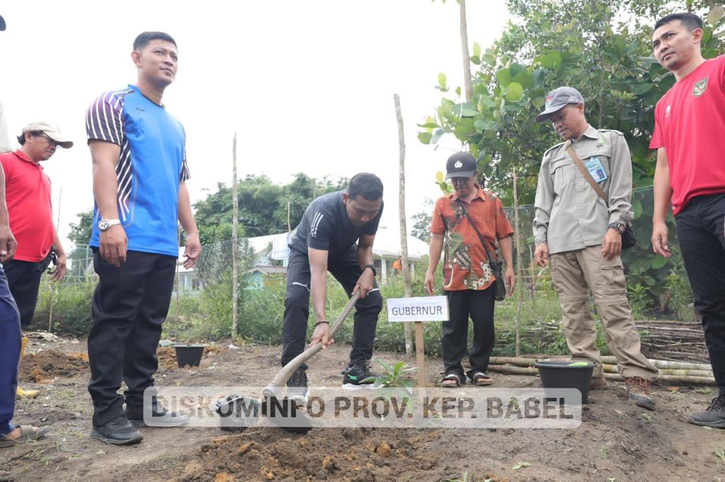 Penanaman Pohon Alpukat di Desa Kacung, Bentuk Simbolis Ketahanan Pangan