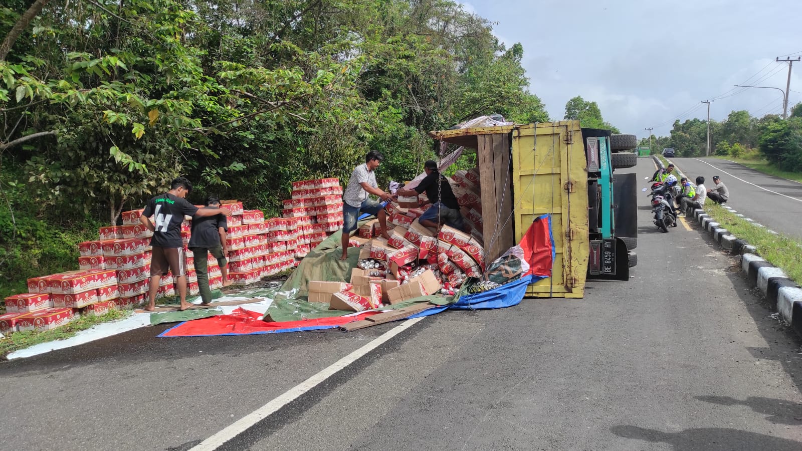 Ini Penyebab Truk Terguling Hamburkan Ratusan Bir ke Jalan