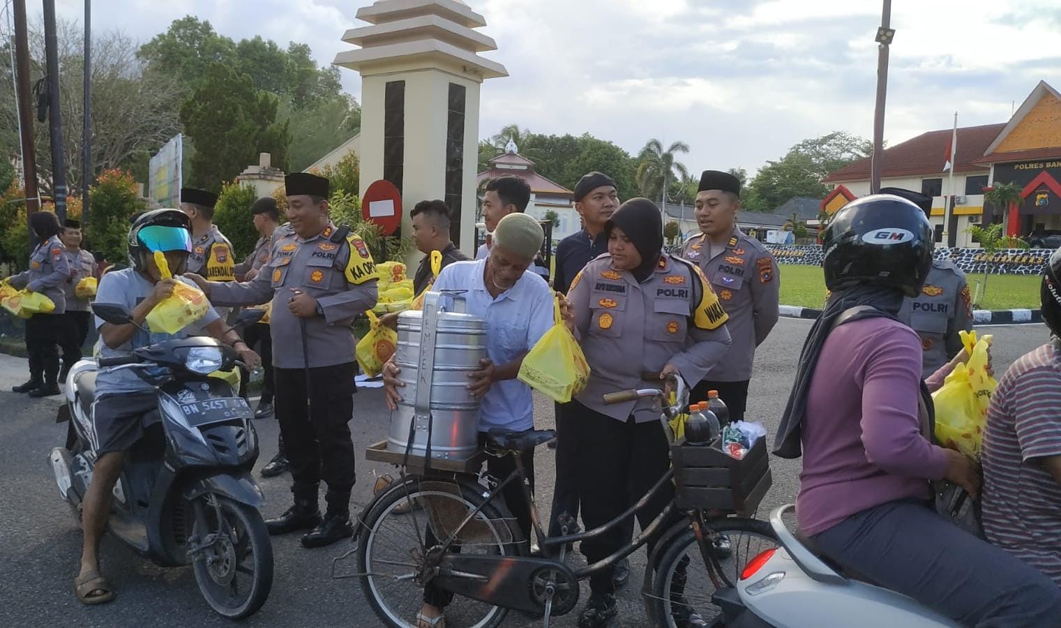 Gandeng Awak Media, Polres Bangka Bagi Takjil ke Masyarakat 