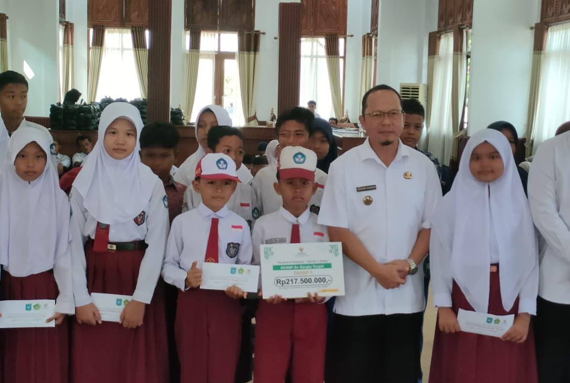 Pemkab Bateng Bersama BAZNAS Serahkan Bantuan Pendidikan Ratusan Juta