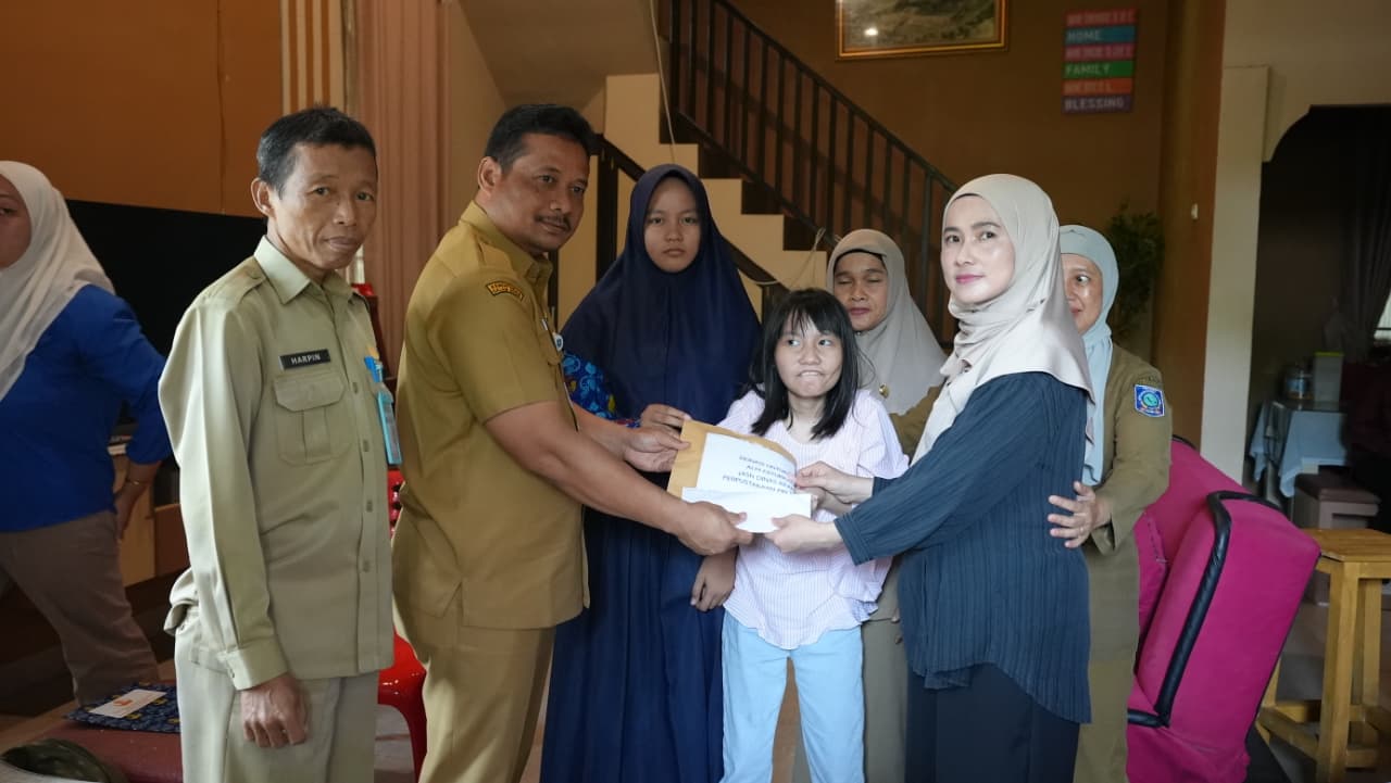 Sambangi Kediaman Istri dan Anak Alm Fatur, Pj Sekda Serahkan Santunan ASN Peduli dan KORPRI