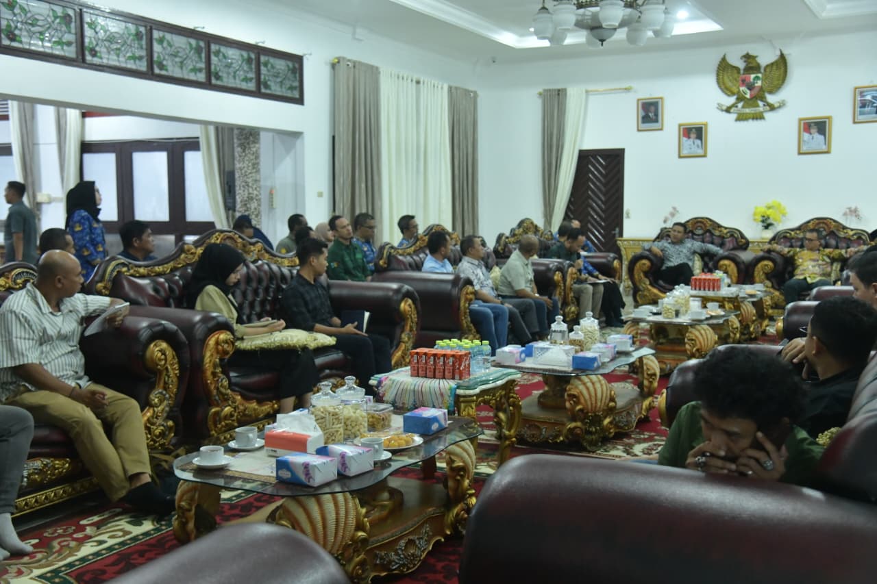 Soroti Perbedaan Harga TBS, Bupati Fery Rapat dengan 9 Perusahaan Sawit, Ini yang Dipersoalkan