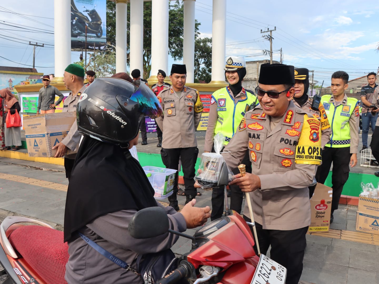 Polresta dan Jasa Raharja Babel Bagikan Takjil di Simpang 7 Pangkalpinang